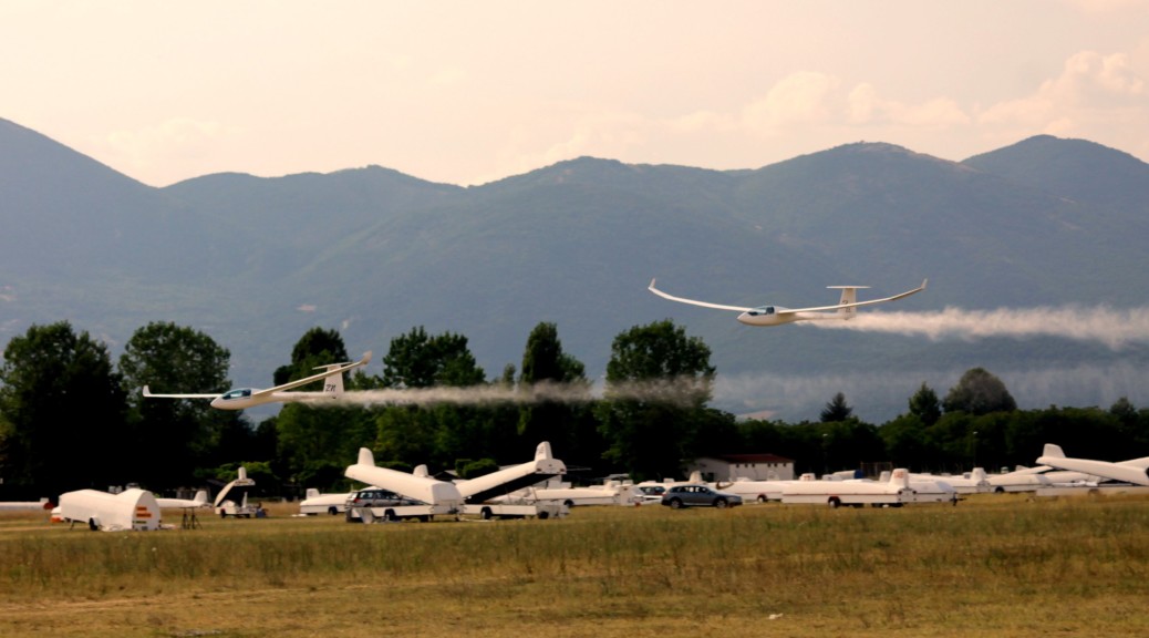 Alianti in atterraggio sull'aeroporto di Rieti in occasione della CIM - Coppa del Mediterraneo, gara internazionale che si tiene ad agosto