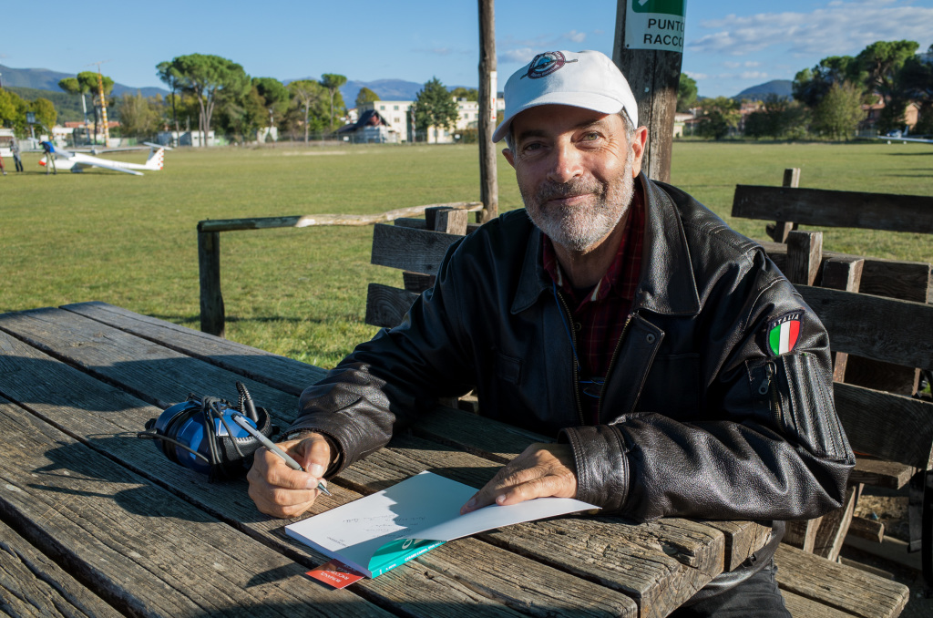 Evandro Detti con dedica del Libro su Cesare Carra