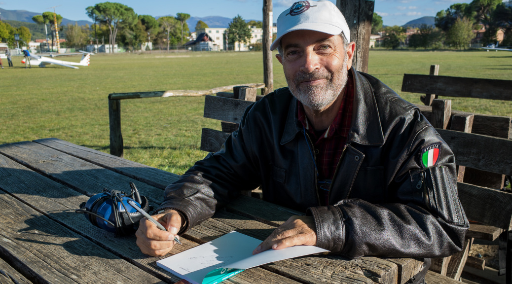 L'autore Evandro Detti mentre concede l'autografo ad un suo estimatore