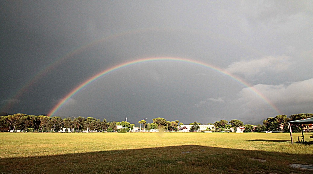 L'aeroporto di Rieti in uno scatto di Luca Carloni. Non ci sono aeroplani o alianti in pista ... ma uno splendido arcobaleno!