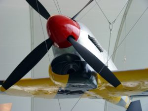 L'Hawker Tempest V è riconoscibile tra i mille velivoli della sua epoca per la caratteristica  presa d'aria del radiatore  dell'olio motore denominata affettuosamente: "a mento". Questo scatto, che ritrae frontalmente un'esemplare conservato in un museo dell'aria (in posizione appesa), esalta  la peculiarità in questione. Gli Hawker Tempest furono gettati nella mischia verso la fine della II Guerra Mondiale con lo scopo di attaccare le linee di collegamento e di rifornimento nemiche, ossia la specialità che oggi chiameremmo “attacco al suolo” ma dimostrarono in diverse occasioni di avere la capacità di tenere testa ai caccia tedeschi anche nel combattimento manovrato o “dogfight”.  Inoltre la storia dell’aviazione annovera i Tempest come ottimi velivoli intercettori delle “bombe volanti” le V1, i primi missili da crociera mai costruiti, costituendo il primo anello di difesa del sud dell’Inghilterra. - Foto proveniente da www.flick.com